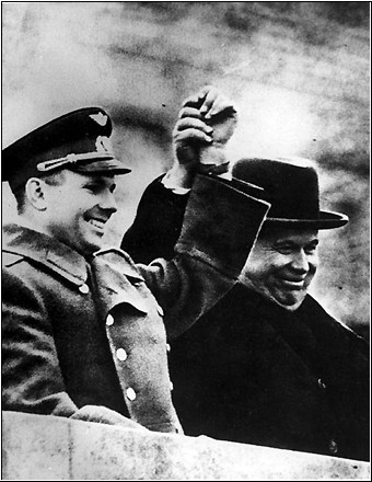 Yuri Gagarin con Nikita Jrushchov durante
                          la parada en la Plaza Roja en Moscú