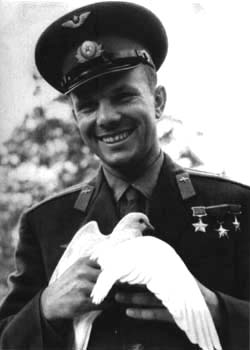 El paracaidista Yuri Gagarin con su
                      sonrisa y la paloma de paz