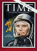 Portada de TIME
                        del 21/04/1961 con Gagarin con un casco de niño
                        de leche sin inscripción "CCCP". La
                        masa y los tontos políticos no se dan cuenta que
                        algo es falso aquí. Pero los militares
                        superiores lo saben bien...