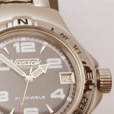 En Rusia hay
                      relojes de mano "Vostok", p.e. el modelo
                      "Amphibia 200M". Eso es un reloj es
                      impermeable hasta una profundidad de 200 metros.