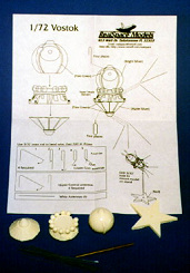 Wostok-Kult: Bauteile des Modellbausatzes.