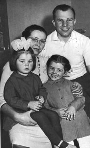 Yuri
                            Gagarin con su familia (apr. en 1965),
                            esposa Goryacheva Valentina Ivanovna, la
                            hija Lena (primer nio) y la hija Galia
                            (segundo nio)