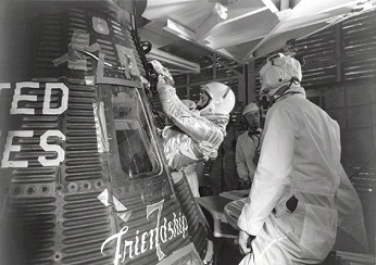 Glenn entrando su cpsula de alta
                            atmsfera (la propaganda dice: "cpsula
                            espacial") Mercury "Friendship
                            7" ["amistad 7"]