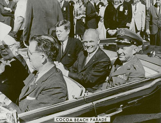 Glenn con Kennedy en un cabriol en la
                            parada de Cocoa Beach