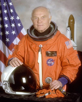 John Glenn como senador en traje de
                            astronauta