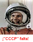 Yuri Gagarin en un traje de astronauta con
                      casco sin inscripcin "CCCP", una foto
                      arreglada, realmente una imposibilidad, y el casco
                      est puesto absolutamente inclinado, foto de
                      color