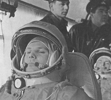 Yuri
                            Gagarin en el bus durante el camino presunto
                            a la rampa de entrada. El cosmonauta detrs
                            de Gagarin es presuntamente German Titov
                            como "piloto substituto"
                            ("back-up pilot"), despus l es
                            el piloto de la misin "Vostok 2",
                            foto en negro y blanco