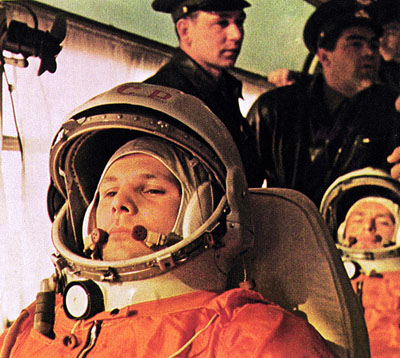 Yuri
                            Gagarin en el bus durante el camino presunto
                            a la rampa de entrada. El cosmonauta detrs
                            de Gagarin es presuntamente German Titov
                            como "piloto substituto"
                            ("back-up pilot"), despus l es
                            el piloto de la misin "Vostok 2",
                            foto en color