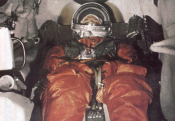 Yuri Gagarin con su prueba de asiento
                              03. Sus ojos van directamente con la
                              cmara y sus manos estn en su barriga.