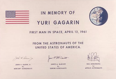 Gedenktafel: US-Astronauten besttigen
                            Gagarin als "ersten Mann im
                            Weltall" ("first man in
                            space"), NASA-Foto-Nr.: S-70-56914.