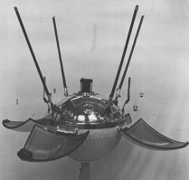 La primera "sonda lunar" que
                  oficialmente es dicho haber aterrizado en la luna:
                  Luna 9: la cpsula abierta. Pero ninguna persona puede
                  controlar si la sonda ha aterrizado en la luna. Y
                  radiocomunicacin por 380.000 Km con la rotacin de la
                  tierra al mismo tiempo es absolutamente imposible...