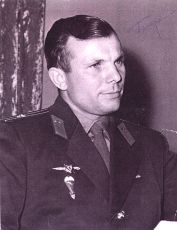 Yuri Gagarin un poco ms viejo apr. en el ao
                  1967 con la ceja izquierda deformada