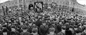 Enterramiento
                          estatal de Gagarin en Mosc en la muralla del
                          Kremlin: masas de gente demostrando con fotos
                          de Gagarin