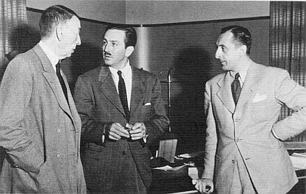 Walt Disney (en la mitad) con Rachmaninoff
                (un compositor) y con Vladimir Horowitz (un pianista) en
                1942.