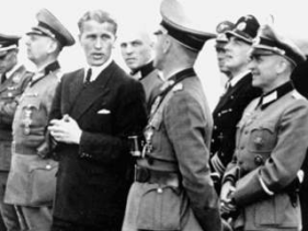 1943/1944:
                          Wernher von Braun (en chaqueta) con oficiales
                          de la Wehrmacht