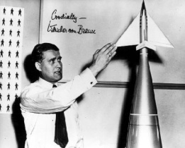 1952 apr.: Wernher von Braun con un
                            cohete y con un modelo de un avin para
                            dibujos animados.