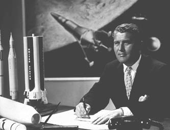 16/09/1960: Wernher von Braun en su
                          oficina con sus naves de Disney al fondo, aqu
                          hay un mdulo lunar con solo un propulsor.
                          Parece que Braun solo est pensando en
                          dimensiones de Disney, sin pensar a los hechos
                          de la fsica...