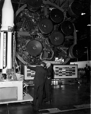 28/09/1960: El racista Eisenhower con
                            el racista Wernher von Braun durante una
                            inspeccin despus de un discurso en el
                            Marshall Space Flight Center.