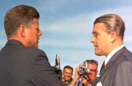 19.5.1963: John F. Kennedy y Wernher
                              von Braun en una charla pblica cara a
                              cara