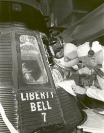 Mercury 2 con la cpsula "Liberty Bell
                        7": Grissom entrando la cpsula. La NASA
                        afirma que eso sera la entrada antes del vuelo,
                        pero la foto probablemente es de la formacin.
                        Foto de la NASA no. S61-2886.