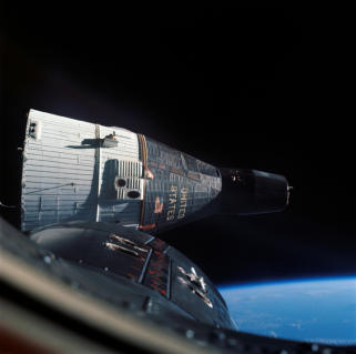 Gemini 7, foto de la NASA no. S65-63194: La
                        foto de Gemini 7 con una rbita presunta
                        alrededor de la Tierra es mentira.