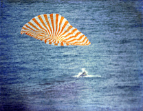 Aterrizaje en el agua de Gemini 10, foto
                          de la NASA no. 66C-6532: Segn los datos de
                          aterrizaje con una aberracin de 6.2 Km del
                          lugar de aterrizaje proyectado tambin ese
                          vuelo es mentira como todos los otros vuelos a
                          partir de Gemini 6A.