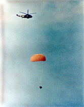 Gemini 12, foto de la NASA no. 66C.9516:
                        Aterrizaje en el agua, y con una aberracin de
                        solo 4.8 Km del lugar de aterrizaje proyectado
                        tambin ese vuelo es mentira.