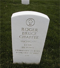 Lpida de Roger Bruce Chaffee en el
                        cementerio de hroes en Arlington