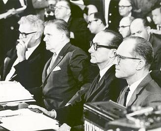 La administracin de la NASA en la
                          audicin con el senado, foto de la NASA no.
                          67-H-776.