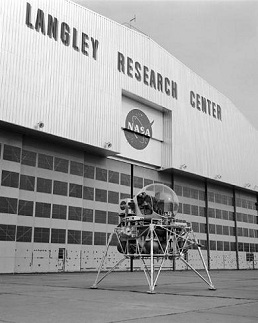 El Centro Cientfico de Langley ("Langley
                  Research Center") en la regin de Hampton
                  (Virginia), la fachada con un equipo de alunizaje
                  adelante, foto de la NASA no. L-1963-09785. Fue en ese
                  lugar donde fue producido la mayor parte de los
                  "alunizajes"...