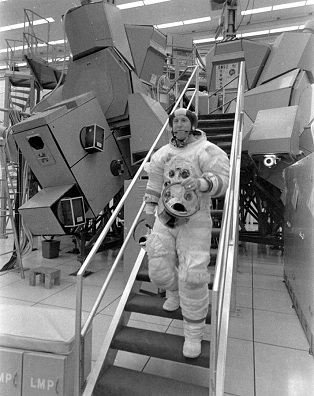 Simulador del mdulo de comando
                            ("Command Module Simulator, simulador
                            CM), vista exterior con astronauta Jim
                            Lovell, 7/4/1970, foto de la NASA no.
                            70-H-467