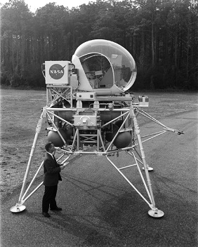 Un aparato lunar ("Lunar Landing
                  Vehicle") con una cabina de piloto redonda
                  encima, foto de la NASA no. L-1963-09781