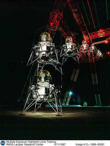 De esa manera se puede jugar
                          "alunizaje" de una manera cmoda: Un
                          aparato lunar con una cabina de piloto encima
                          en la gra lunar en diversas posiciones. La
                          foto tiene el ttulo "Posiciones de
                          alunizajes mltiples" (orig. ingls:
                          "Lunar Lander Multiple Exposure";
                          foto de la NASA no. EL-1996-00001.