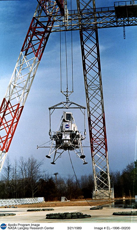 Gra lunar en Langley: Un aparato
                              lunar ("Lunar Landing Vehicle")
                              con una cabina del piloto esquinado est
                              colgando con la cuerda. Foto de la NASA
                              no. EL-1996-00200