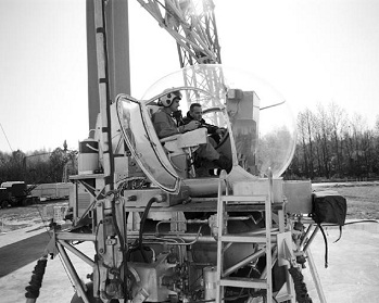 Atmosferanauta Roger Chaffee probando
                          manejar el aparato lunar.