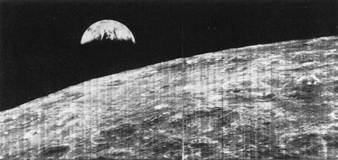 Salida
                          de la Tierra del 23/08/1966 por la simulacin
                          en la instalacin de LOLA, la foto tiene en
                          no. L-66-6399, el cdigo "L" indica
                          el centro de simulacin de Langley. No es
                          probable que un "satlite lunar"
                          como "Lunar Orbiter 1" va a mandar
                          una foto por una distancia de 380,000 Km a la
                          Tierra, porque por esa distancia un rayo lser
                          tiene un ancho de 7 Km...