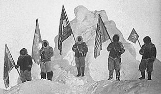 El grupo de Peary en el ao 1909 presuntamente al
                polo norte, foto con la bandera