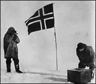 Amundsen al polo sur en 1911,
                          foto con bandera