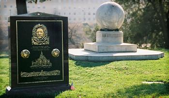 Cementerio de hroes en Arlington con
                              la tumba de Henson (izquierda) y Peary
                              (derecha)