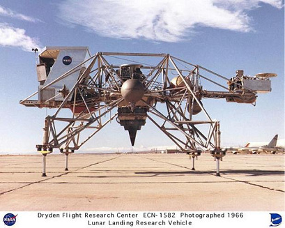 Vehculo lunar cientfico de alunizaje
                          (Lunar Landing Research Vehicle LLRV) en el
                          suelo, Dryden, centro de ciencia de vuelos
                          1966, foto de la NASA no. ECN-1582.