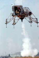 El piloto
                        Pete Conrad con el vehculo lunar cientfico de
                        alunizaje LLRV en Ellington AFB cerca de Houston
                        durante un vuelo con humo (lamentablemente sin
                        fecha)