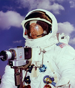 Cmara Hasselblad instalado al pecho,
                          ejemplo en la foto de entrenamiento con Jim
                          Lovell para Apolo 13, 3/2/1970, foto de la
                          NASA no. 70-HC-74