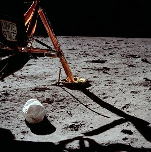 Apolo 11, foto de la NASA AS 11-40-5850:
                          El pie del mdulo lunar est precisamente en
                          la mitad de la foto y la placa "United
                          States" precisamente en el margen. Sin
                          visor esa escena no es posible.