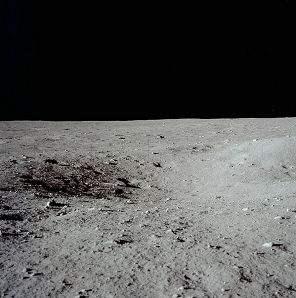 Apolo 11, foto de la NASA no.
                          AS-11-40-5852: "panorama lunar" con
                          horizonte plano, aunque Apolo 11 es dicho
                          haber alunizado en un plano con montaas
                          alrededor de todo el plano.