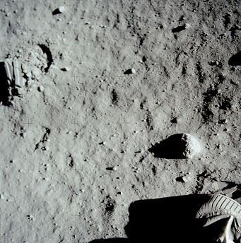 Apolo 11, foto de la NASA no.
                            AS11-40-5879: huella del pie de la luna con
                            el zapato del astronauta del astronauta que
                            toma la foto, eso es imposible con una
                            cmara instalado en el pecho.