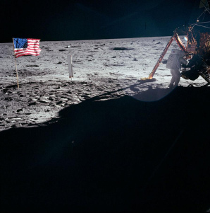 Apolo 11, foto de la NASA no.
                          AS11-40-5886: bandera sin sombra a la
                          izquierda, mdulo lunar con Aldrin a la
                          derecha, foto perfecta, pero con cmara
                          instalado en el pecho la foto es imposible, y
                          la bandera es fotomontaje.