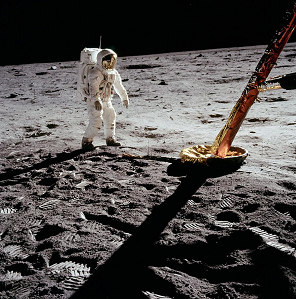 Apolo 11, foto de la NASA no.
                          AS11-40-5902: Aldrin a la izquierda, la sombra
                          es falso, y el pie del mdulo lunar a la
                          derecha.