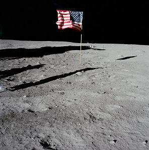 Apolo 11, foto de la NASA no.
                          AS11-40-5905: La bandera est en el centro de
                          la foto. Sin ver por el visor no es posible
                          tomar esa foto.