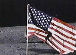 Cruz
                        reticular incompleta con la bandera de Apolo 12,
                        foto de la NASA no. AS12-47-6897