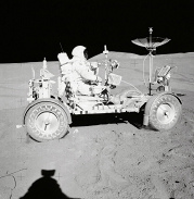 "Astronaut" Scott
                                manejando el carro de Apolo 15 en el
                                "polvo lunar", pero faltan las
                                huellas de ruedas